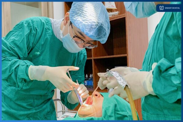 Khách hàng Cao Bằng Tường cấy ghép 2 răng Implant Osstem Hàn Quốc 3
